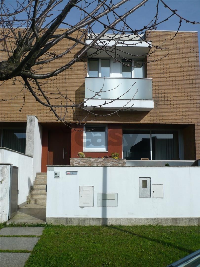 MORADIA EM BANDA T4 COM JARDIM