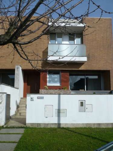 MORADIA EM BANDA T4 COM JARDIM