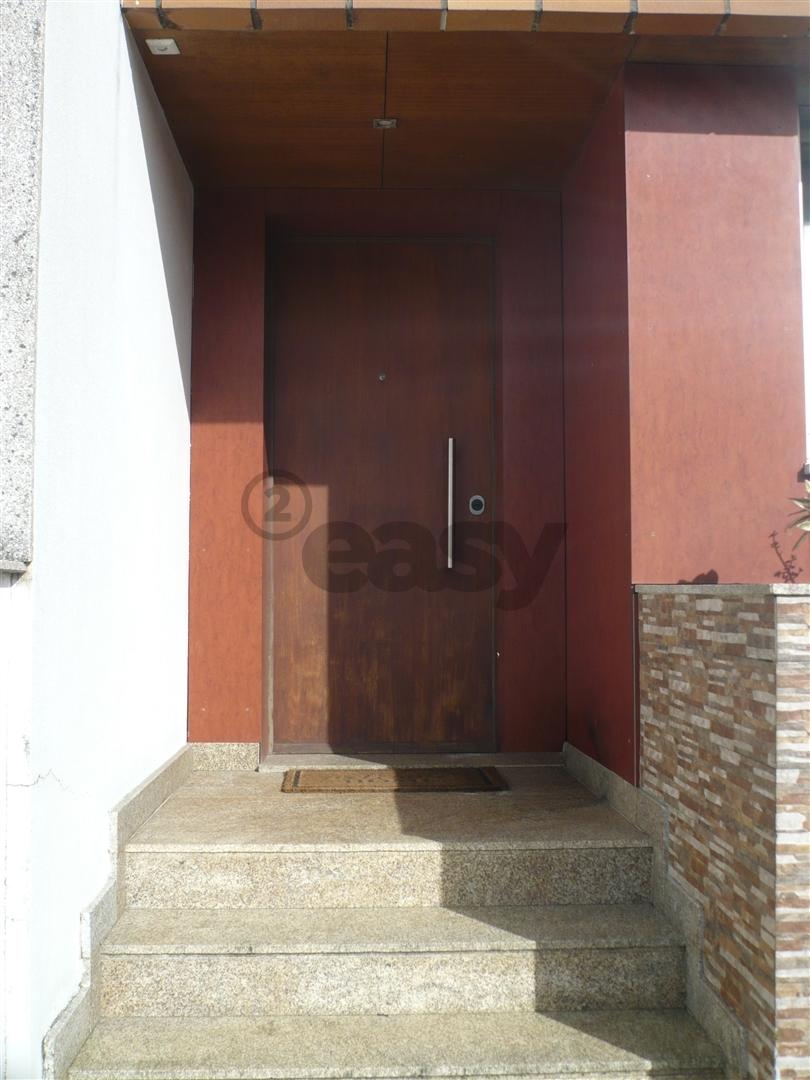 MORADIA EM BANDA T4 COM JARDIM