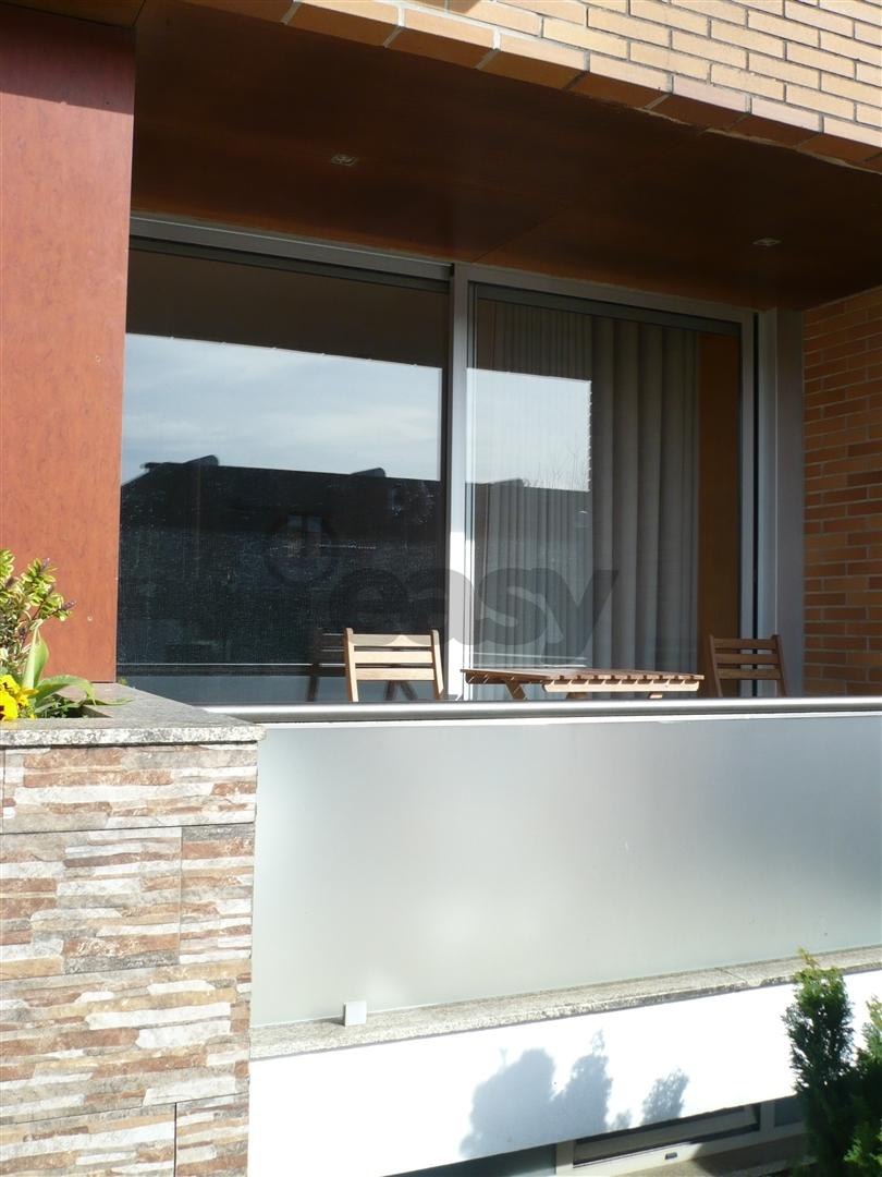 MORADIA EM BANDA T4 COM JARDIM