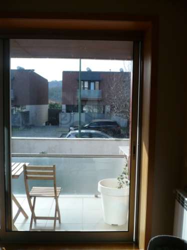 MORADIA EM BANDA T4 COM JARDIM