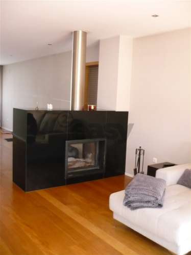 MORADIA EM BANDA T4 COM JARDIM