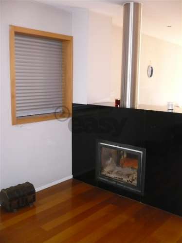 MORADIA EM BANDA T4 COM JARDIM