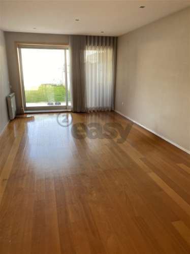 MORADIA EM BANDA T4 COM JARDIM