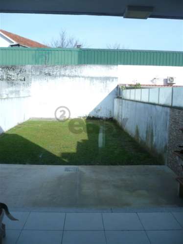 MORADIA EM BANDA T4 COM JARDIM