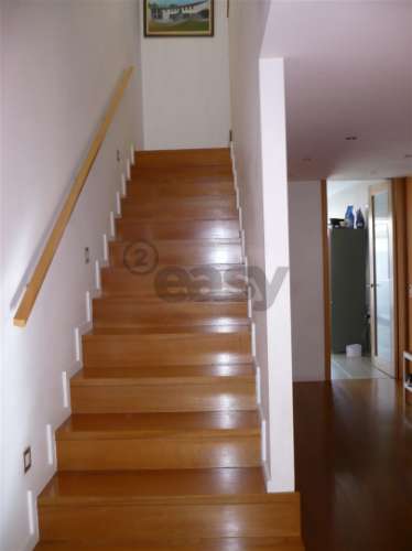 MORADIA EM BANDA T4 COM JARDIM