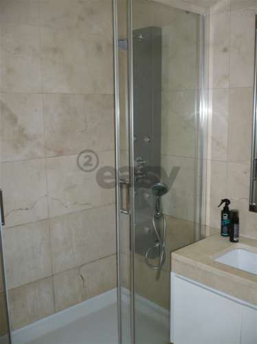 MORADIA EM BANDA T4 COM JARDIM