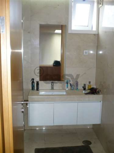 MORADIA EM BANDA T4 COM JARDIM