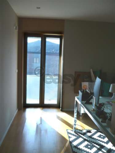 MORADIA EM BANDA T4 COM JARDIM