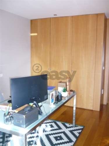 MORADIA EM BANDA T4 COM JARDIM