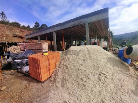 Moradia T3 Térrea Nova em Sopo – Vistas Panorâmicas e Design Moderno