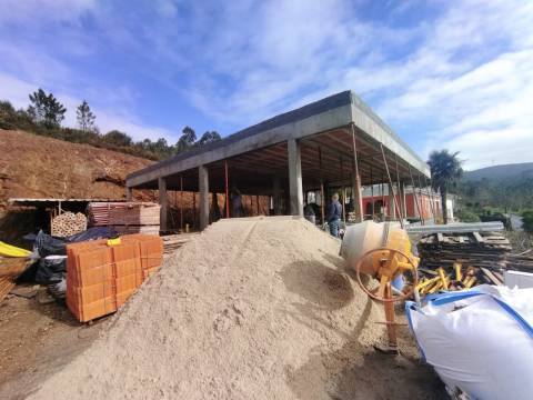 Moradia T3 Térrea Nova em Sopo – Vistas Panorâmicas e Design Moderno