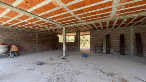 Moradia T3 Térrea Nova em Sopo – Vistas Panorâmicas e Design Moderno