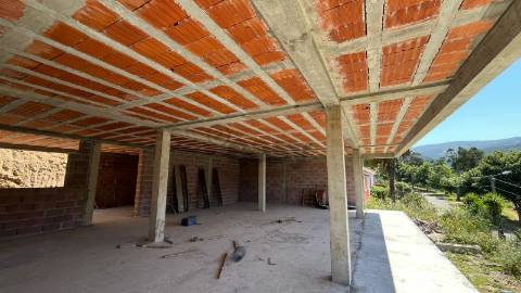 Moradia T3 Térrea Nova em Sopo – Vistas Panorâmicas e Design Moderno