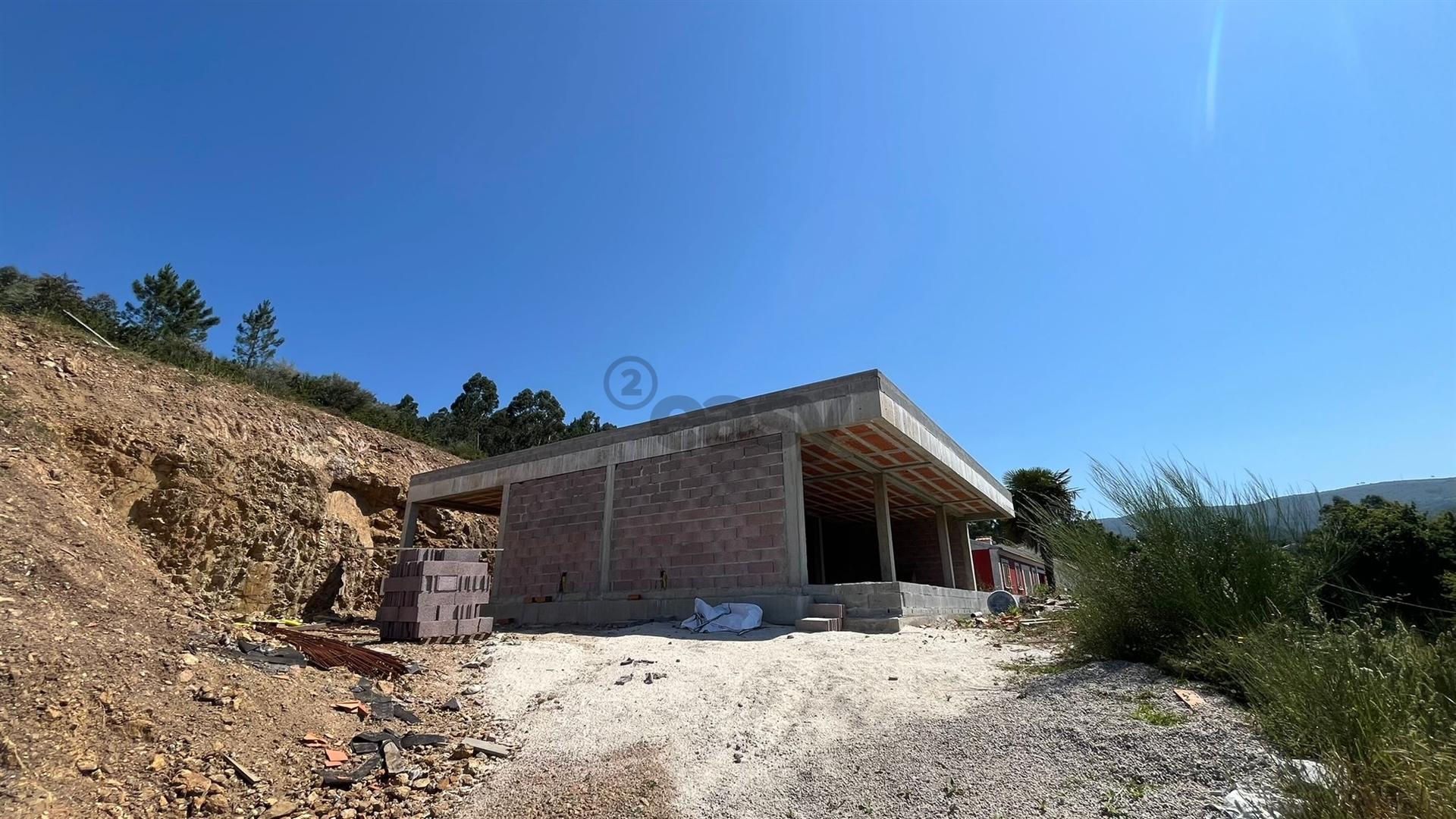 Moradia T3 Térrea Nova em Sopo – Vistas Panorâmicas e Design Moderno