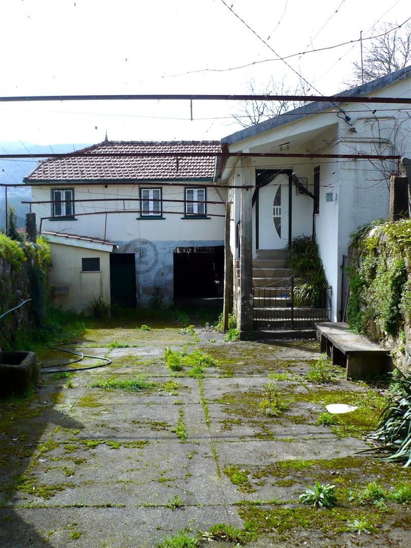 Quinta Minhota em Covas: Pedra, Água de Mina e Vistas Infinitas