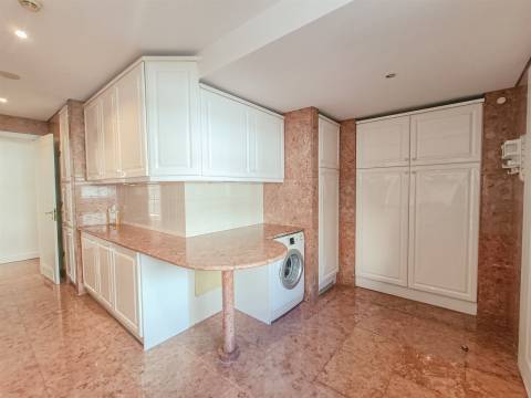 Apartamento Exclusivo T3 + 2 no Prestigiado Pátio Bagatela – Amoreiras, Lisboa