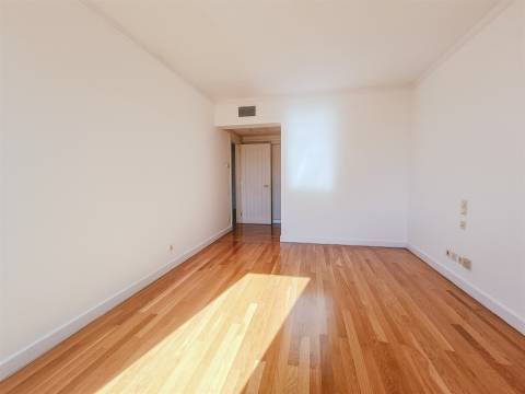 Apartamento Exclusivo T3 + 2 no Prestigiado Pátio Bagatela – Amoreiras, Lisboa