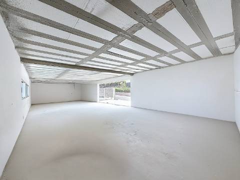 Moradia Minimalista de Luxo com Vista Panorâmica – Calheta