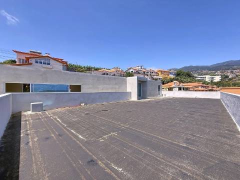 Moradia Minimalista de Luxo com Vista Panorâmica – Calheta