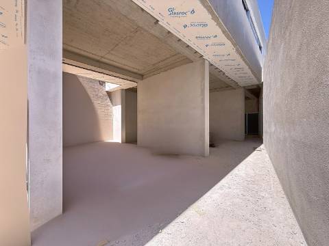 Moradia Minimalista de Luxo com Vista Panorâmica – Calheta