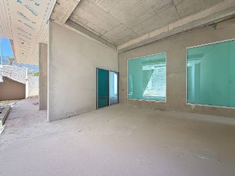 Moradia Minimalista de Luxo com Vista Panorâmica – Calheta