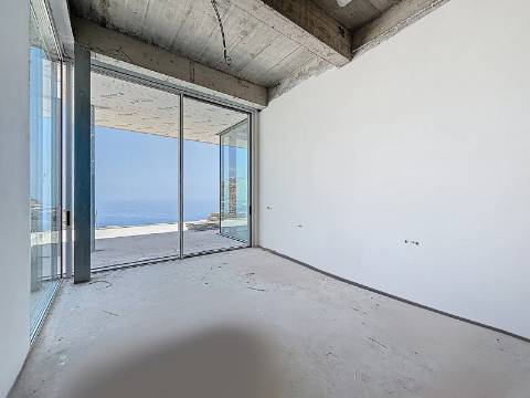 Moradia Minimalista de Luxo com Vista Panorâmica – Calheta