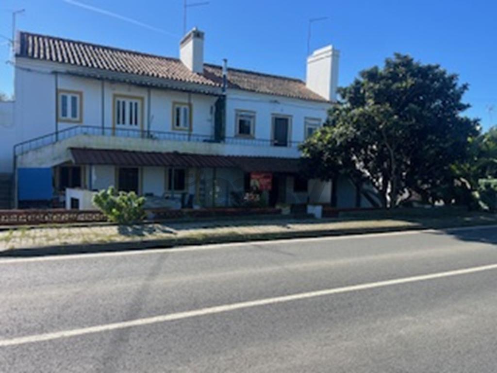 Andar de Moradia T2 com lugar de garagem e quintal em partes comuns de Prédio com 4/ frações, Maia