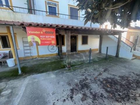 Andar de Moradia T2 com lugar de garagem e quintal em partes comuns de Prédio com 4/ frações, Maia