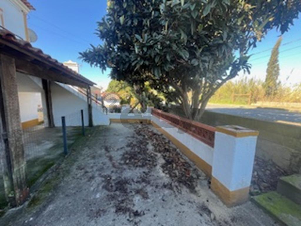 Andar de Moradia T2 com lugar de garagem e quintal em partes comuns de Prédio com 4/ frações, Maia