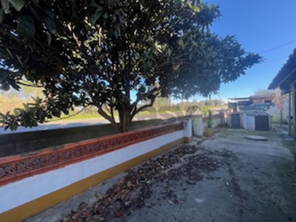 Andar de Moradia T2 com lugar de garagem e quintal em partes comuns de Prédio com 4/ frações, Maia