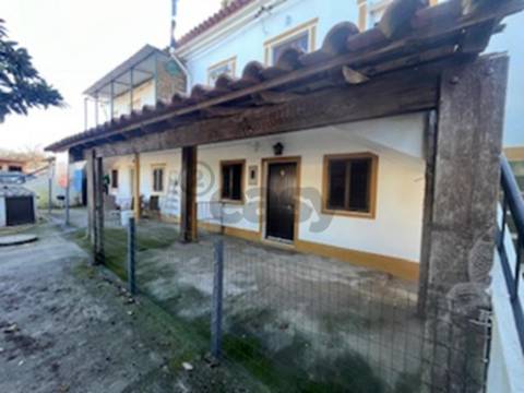 Andar de Moradia T2 com lugar de garagem e quintal em partes comuns de Prédio com 4/ frações, Maia