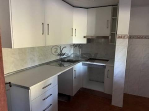 Andar de Moradia T2 com lugar de garagem e quintal em partes comuns de Prédio com 4/ frações, Maia