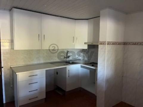 Andar de Moradia T2 com lugar de garagem e quintal em partes comuns de Prédio com 4/ frações, Maia