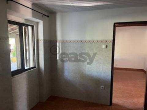 Andar de Moradia T2 com lugar de garagem e quintal em partes comuns de Prédio com 4/ frações, Maia