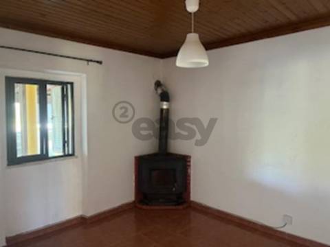 Andar de Moradia T2 com lugar de garagem e quintal em partes comuns de Prédio com 4/ frações, Maia