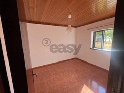 Andar de Moradia T2 com lugar de garagem e quintal em partes comuns de Prédio com 4/ frações, Maia