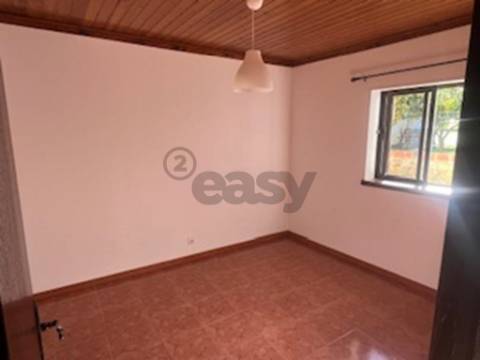 Andar de Moradia T2 com lugar de garagem e quintal em partes comuns de Prédio com 4/ frações, Maia