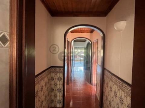 Andar de Moradia T2 com lugar de garagem e quintal em partes comuns de Prédio com 4/ frações, Maia