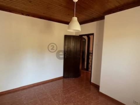 Andar de Moradia T2 com lugar de garagem e quintal em partes comuns de Prédio com 4/ frações, Maia