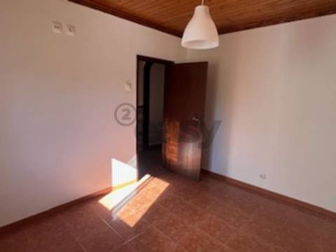 Andar de Moradia T2 com lugar de garagem e quintal em partes comuns de Prédio com 4/ frações, Maia