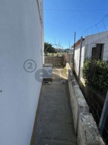 Andar de Moradia T2 com lugar de garagem e quintal em partes comuns de Prédio com 4/ frações, Maia