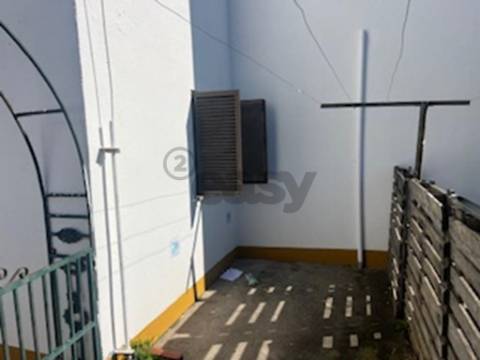 Andar de Moradia T2 com lugar de garagem e quintal em partes comuns de Prédio com 4/ frações, Maia