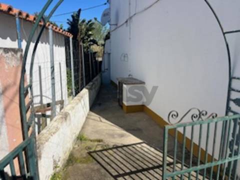 Andar de Moradia T2 com lugar de garagem e quintal em partes comuns de Prédio com 4/ frações, Maia