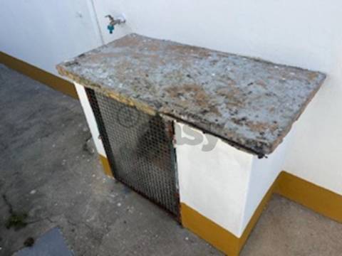 Andar de Moradia T2 com lugar de garagem e quintal em partes comuns de Prédio com 4/ frações, Maia