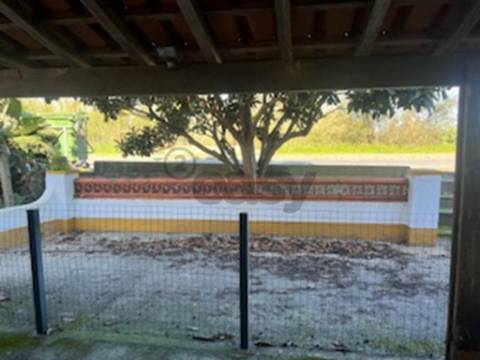 Andar de Moradia T2 com lugar de garagem e quintal em partes comuns de Prédio com 4/ frações, Maia