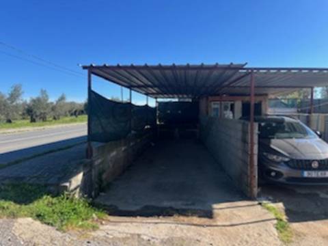 Andar de Moradia T2 com lugar de garagem e quintal em partes comuns de Prédio com 4/ frações, Maia