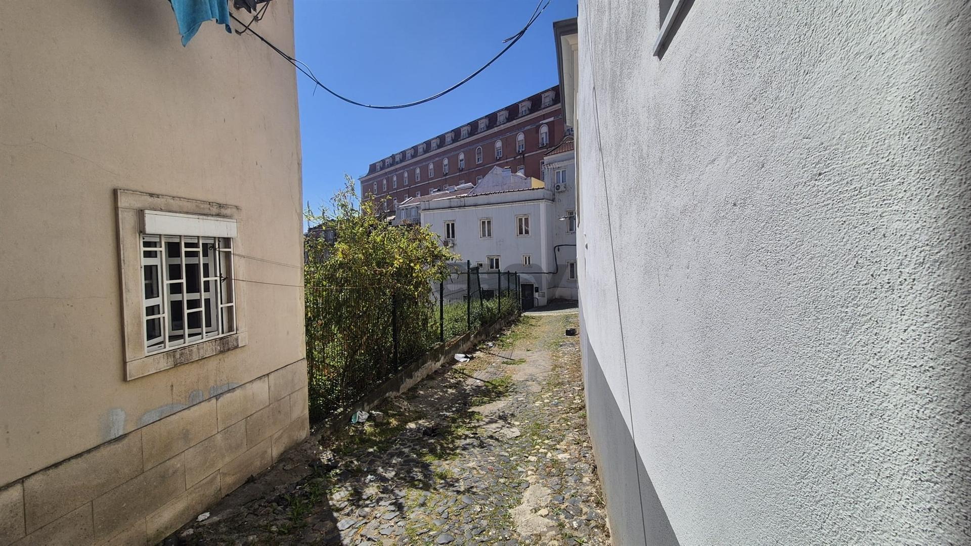 Armazém/comércio com 60m2 em Arroios com hipótese de transformação