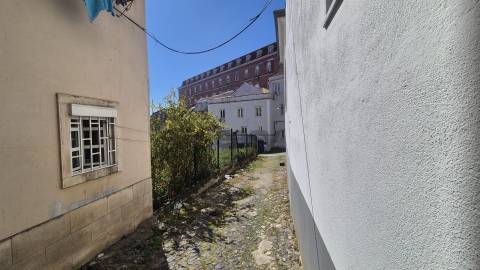 Armazém/comércio com 60m2 em Arroios com hipótese de transformação