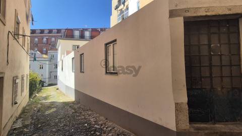 Armazém/comércio com 60m2 em Arroios com hipótese de transformação